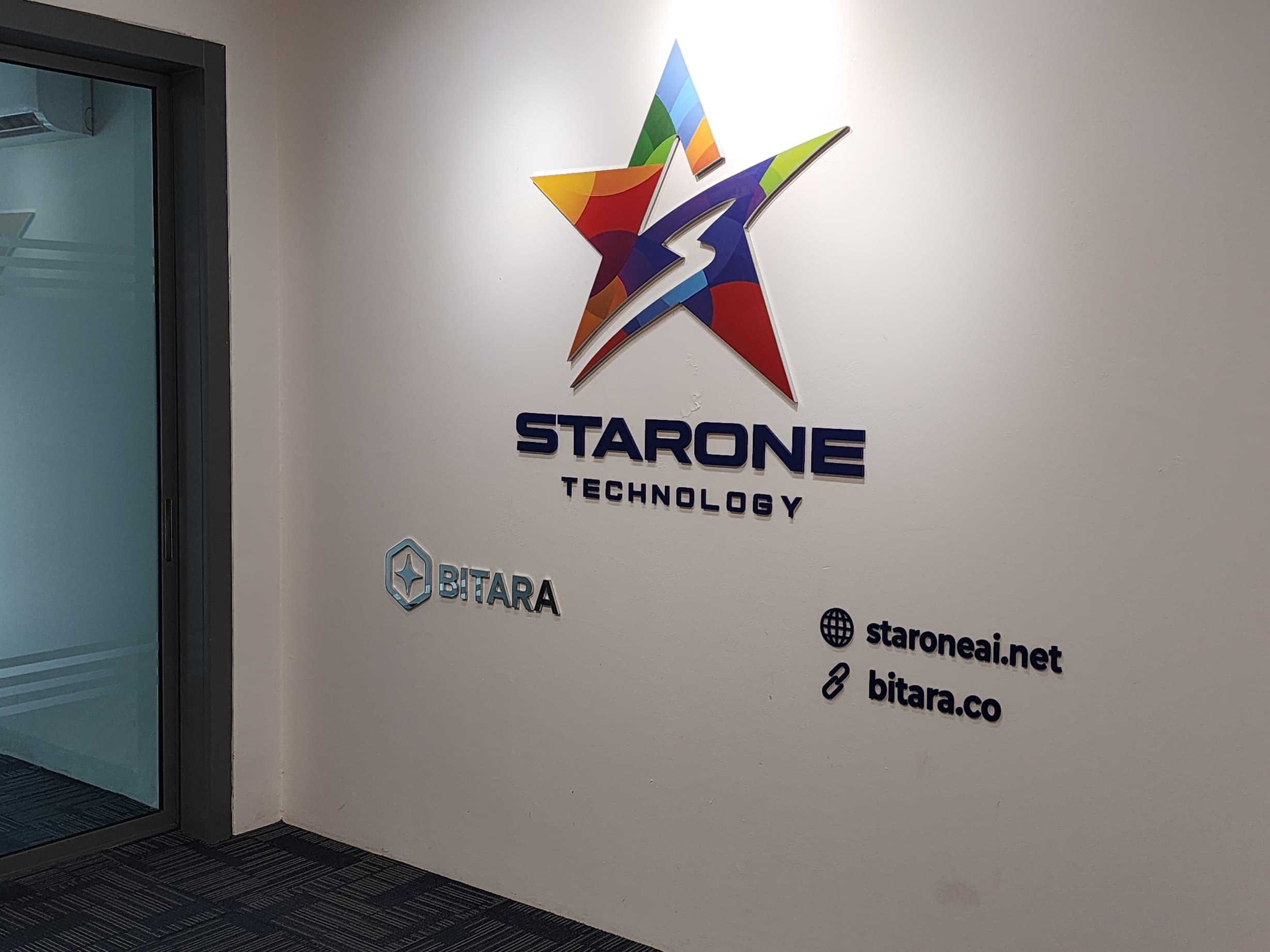 办公室墙面上并列展示的 Starone Technology 与 Bitara 标志,旁边标有网址 staroneai.net 和 bitara.co